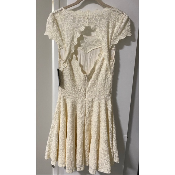 Guess Lace Dress with Short Sleeves & v-shaped back - Picture 3 of 5